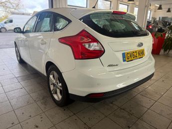 Ford Focus 1.6 Zetec Hatchback 5dr Petrol Powershift Euro 5 (125 ps)
