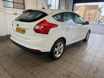 Ford Focus 1.6 Zetec Hatchback 5dr Petrol Powershift Euro 5 (125 ps)