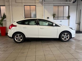 Ford Focus 1.6 Zetec Hatchback 5dr Petrol Powershift Euro 5 (125 ps)