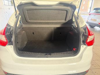 Ford Focus 1.6 Zetec Hatchback 5dr Petrol Powershift Euro 5 (125 ps)