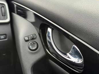 Nissan Qashqai 1.6 dCi Tekna SUV 5dr Diesel XTRON 2WD Euro 6 (s/s) (130 ps)