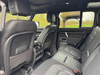 Land Rover Defender 110 X-DYNAMIC S D300 7 SEATS