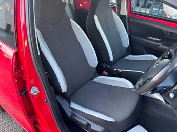 Toyota Aygo 1.0 VVT-i x-play Hatchback 5dr Petrol x-shift Euro 5 Euro 5 (68 