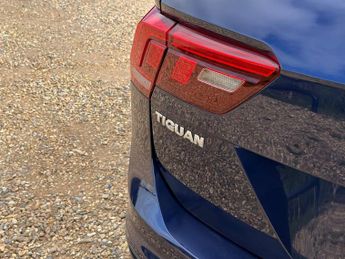 Volkswagen Tiguan 2.0 TDI BlueMotion Tech SE Navigation SUV 5dr Diesel DSG 4Motion
