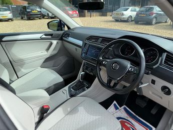 Volkswagen Tiguan 2.0 TDI BlueMotion Tech SE Navigation SUV 5dr Diesel DSG 4Motion