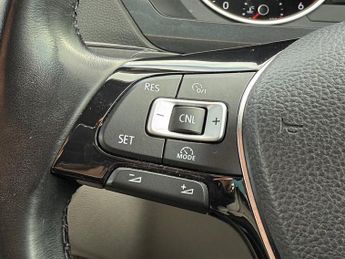 Volkswagen Tiguan 2.0 TDI BlueMotion Tech SE Navigation SUV 5dr Diesel DSG 4Motion