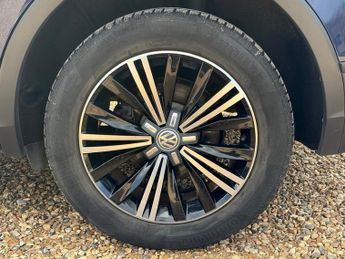 Volkswagen Tiguan 2.0 TDI BlueMotion Tech SE Navigation SUV 5dr Diesel DSG 4Motion