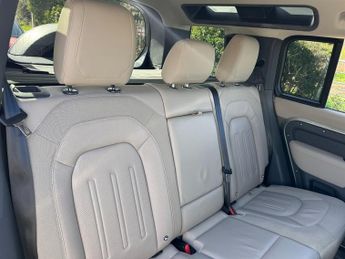 Land Rover Defender 110 SD4 FIRST EDITION