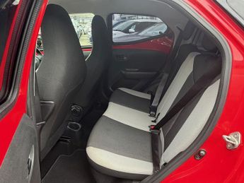 Toyota Aygo 1.0 VVT-i x-play Hatchback 5dr Petrol x-shift Euro 6 (68 ps)