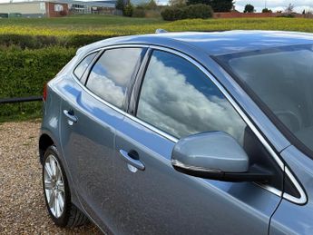 Volvo V40 2.0 D2 Inscription Hatchback 5dr Diesel Manual Euro 6 (s/s) (120