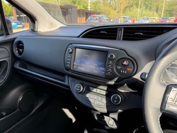 Toyota Yaris 1.5 VVT-h Design Hatchback 5dr Petrol Hybrid E-CVT Euro 6 (s/s) 