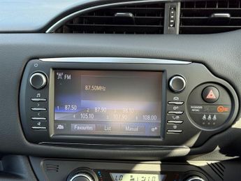 Toyota Yaris 1.5 VVT-h Design Hatchback 5dr Petrol Hybrid E-CVT Euro 6 (s/s) 