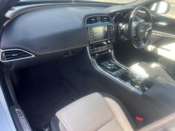Jaguar XE R-SPORT