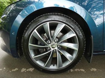 Skoda Superb 2.0 TDI Laurin & Klement Estate 5dr Diesel DSG 4WD Euro 6 (s/s) 
