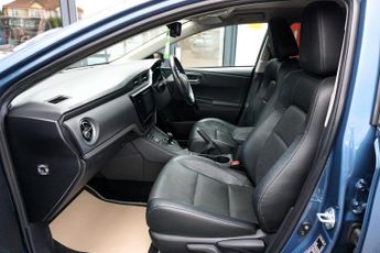 Toyota Auris VVT-I EXCEL, Self Charging Hybrid.