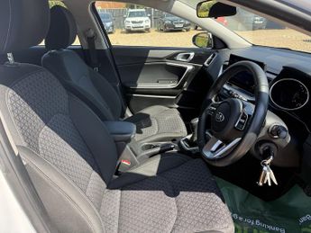 Kia Ceed 1.6 CRDi MHEV 2 Hatchback 5dr Diesel Hybrid Manual Euro 6 (s/s) 