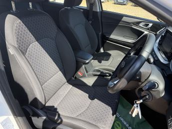 Kia Ceed 1.6 CRDi MHEV 2 Hatchback 5dr Diesel Hybrid Manual Euro 6 (s/s) 