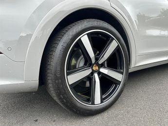 Porsche Cayenne 3.0 V6 E-Hybrid 25.9kWh TiptronicS 4WD Euro 6 (s/s) 5dr