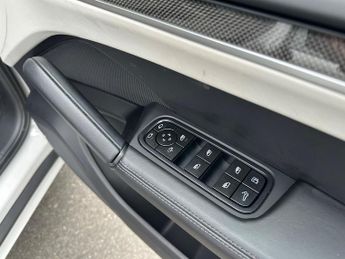 Porsche Cayenne 3.0 V6 E-Hybrid 25.9kWh TiptronicS 4WD Euro 6 (s/s) 5dr
