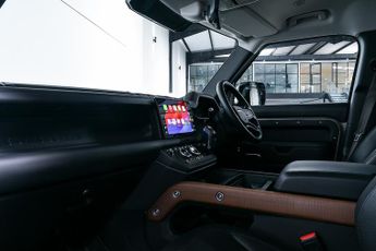Land Rover Defender 110 3.0 D250 MHEV X-Dynamic HSE SUV 5dr Diesel Auto 4WD Euro 6 (s/s)