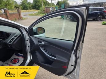 Ford Focus 1.6 Titanium Navigator Hatchback 5dr Petrol Powershift Euro 5 (1