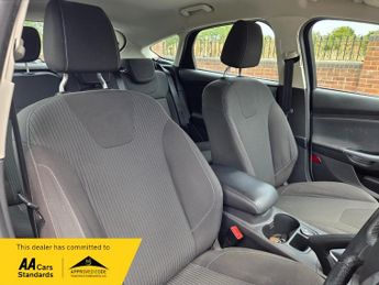Ford Focus 1.6 Titanium Navigator Hatchback 5dr Petrol Powershift Euro 5 (1