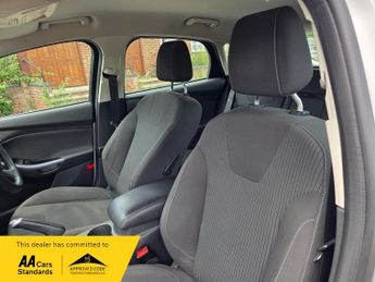 Ford Focus 1.6 Titanium Navigator Hatchback 5dr Petrol Powershift Euro 5 (1