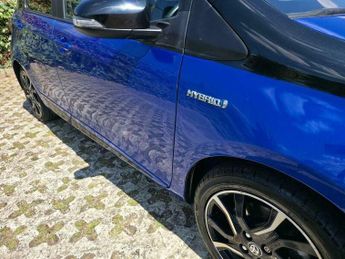 Toyota Yaris 1.5 VVT-h Blue Bi-Tone E-CVT Euro 6 (s/s) 5dr