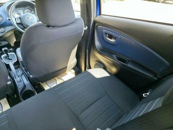 Toyota Yaris 1.5 VVT-h Blue Bi-Tone E-CVT Euro 6 (s/s) 5dr
