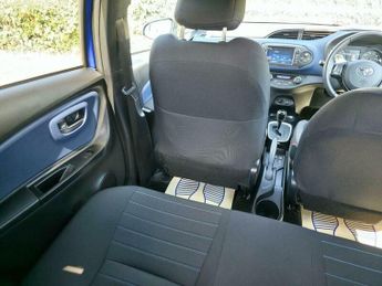 Toyota Yaris 1.5 VVT-h Blue Bi-Tone E-CVT Euro 6 (s/s) 5dr