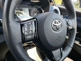 Toyota Yaris 1.5 VVT-h Blue Bi-Tone E-CVT Euro 6 (s/s) 5dr