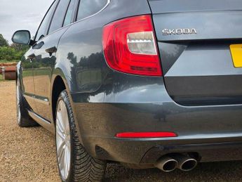 Skoda Superb 2.0 TDI Elegance DSG Euro 5 (s/s) 5dr
