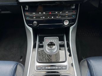 Jaguar XE R-SPORT