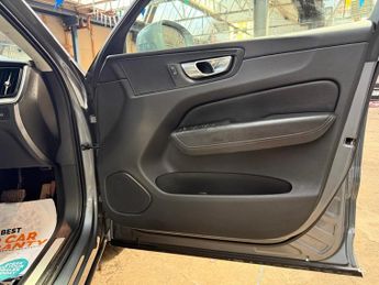 Volvo XC60 B4 MOMENTUM