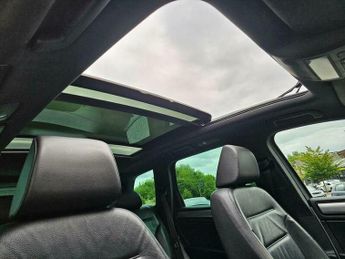 Volkswagen Touareg 3.0 TDI V6 BlueMotion Tech R-Line Tiptronic 4WD Euro 6 (s/s) 5dr