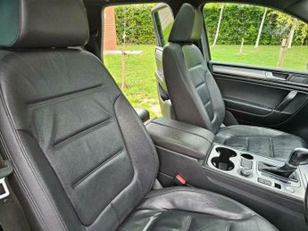 Volkswagen Touareg 3.0 TDI V6 BlueMotion Tech R-Line Tiptronic 4WD Euro 6 (s/s) 5dr