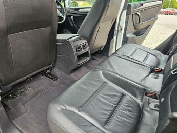 Volkswagen Touareg 3.0 TDI V6 BlueMotion Tech R-Line Tiptronic 4WD Euro 6 (s/s) 5dr