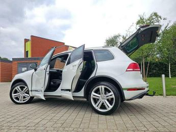 Volkswagen Touareg 3.0 TDI V6 BlueMotion Tech R-Line Tiptronic 4WD Euro 6 (s/s) 5dr