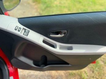 Toyota Yaris 1.3 VVT-i SR 5dr