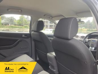 Ford Focus 1.6 Zetec Hatchback 5dr Petrol Automatic (184 g/km, 99 bhp)