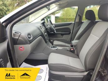 Ford Focus 1.6 Zetec Hatchback 5dr Petrol Automatic (184 g/km, 99 bhp)