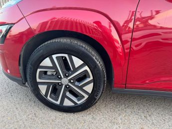 Hyundai KONA 39kWh Premium SUV 5dr Electric Auto (10.5kW Charger) (136 ps)