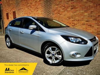 Ford Focus 1.6 Zetec Hatchback 5dr Petrol Powershift Euro 5 (125 ps)