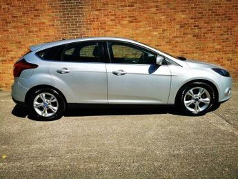 Ford Focus 1.6 Zetec Hatchback 5dr Petrol Powershift Euro 5 (125 ps)