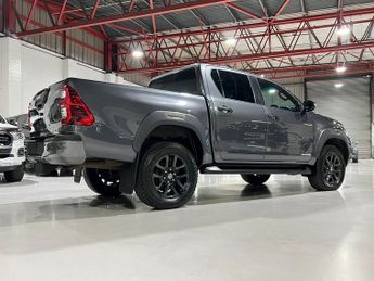 Toyota Hilux 2.8 D-4D Invincible X Auto 4WD Euro 6 (s/s) 4dr