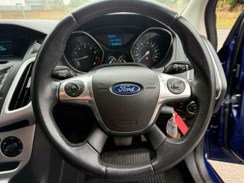 Ford Focus 1.6 Zetec Hatchback 5dr Petrol Powershift Euro 5 (125 ps)