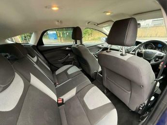 Ford Focus 1.6 Zetec Hatchback 5dr Petrol Powershift Euro 5 (125 ps)