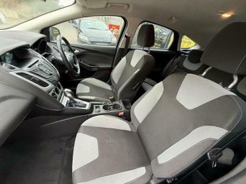 Ford Focus 1.6 Zetec Hatchback 5dr Petrol Powershift Euro 5 (125 ps)