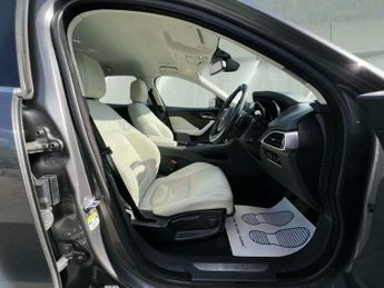 Jaguar F-Pace 2.0 D180 Prestige Auto AWD Euro 6 (s/s) 5dr