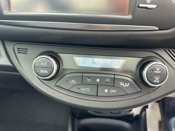 Toyota Yaris 1.5 VVT-h Design E-CVT Euro 6 (s/s) 5dr